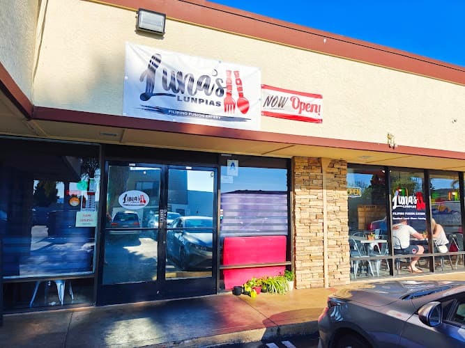 Luna's LUNpias Filipino Fusion Eatery
